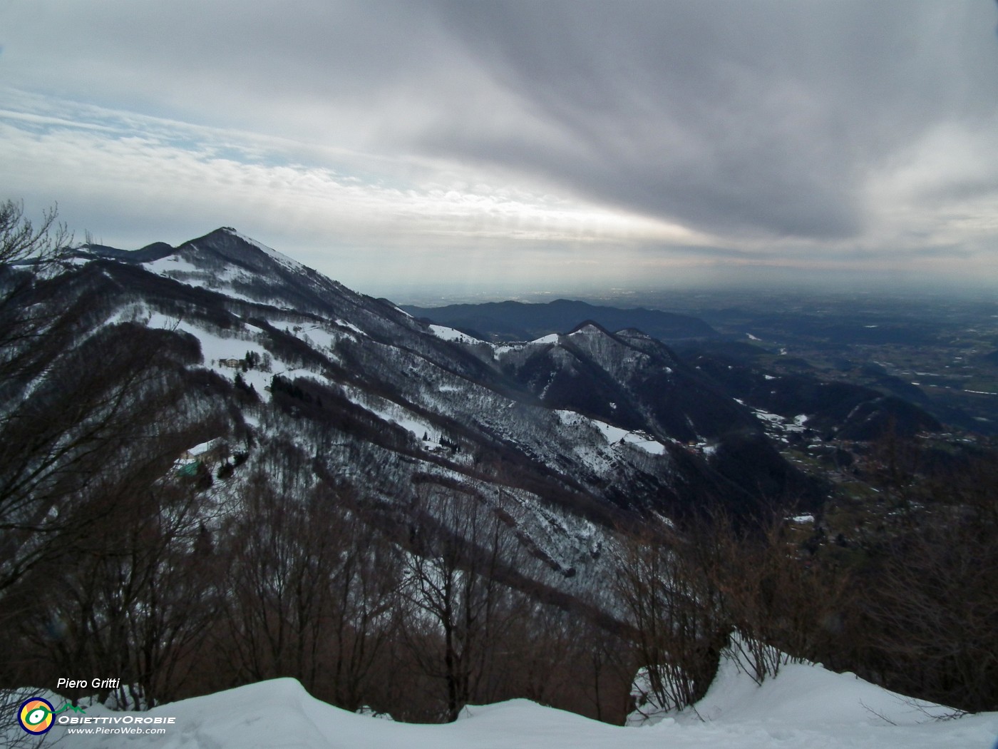 26 Un'occhiata al percorso fatto e al Monte Tesoro.JPG